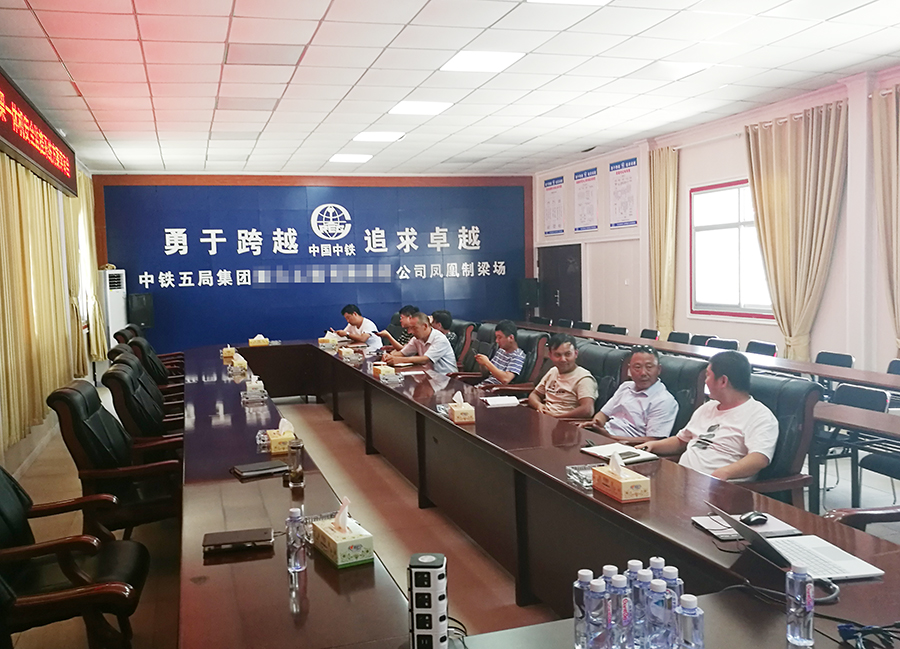 與中鐵五局具體負責人員進行技術(shù)交流